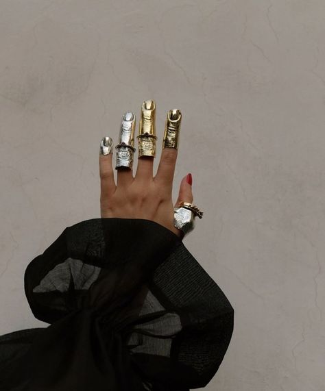 Fubiz on Instagram: “Silver & Gold Fingers ✨ by @angostura_⠀ #fubiz #photography #art #inspiration⠀⠀⠀⠀⠀⠀⠀⠀⠀⠀ Mention @fubiz if you want to be featured on our…” Fingertip Jewelry, Seashell Jewelry Diy, Full Finger Ring, Vogue Vintage, Seashell Jewelry, Dope Jewelry, Jewelry Lookbook, Funky Jewelry, Birthday Jewelry Gift