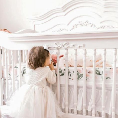 Evolur Aurora Nursery, White Crib Nursery Girl, White Crib Nursery, Circular Crib, White Hutch, Best Baby Cribs, Baby Meals, White Crib, Fairytale Nursery