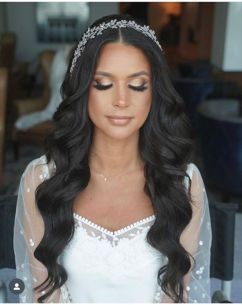 Bride Headpiece Hair Down, Bridal Hairstyles For Big Foreheads, Bridal Hair Round Face, Brown Wedding Hair, Wedding Hairstyles For Round Faces, Veil Hair Down, Fat Bride, Bride Hair Down, Hair Stayl