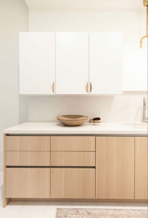 White Wood Small Kitchen, Oak And Brass Kitchen, Bamboo And White Kitchen, White Oak Modern Kitchen Cabinets, Maple And White Kitchen Cabinets, Muji Kitchen Cabinet, White Slab Kitchen Cabinets, White And Wood Kitchen Modern, Oak And White Kitchen Cabinets