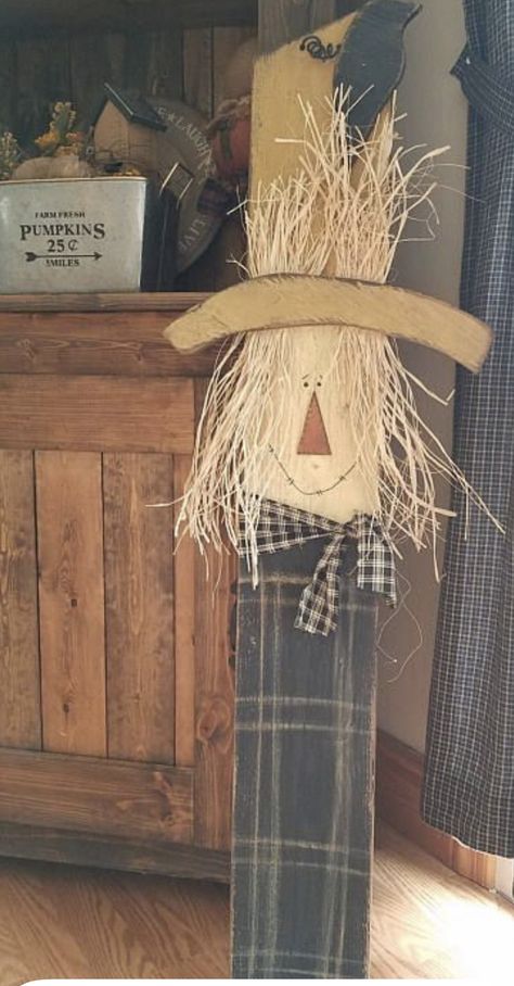 Decorated Shutters Ideas, Scarecrow Ideas Diy Fall Crafts, Wood Scarecrow Ideas, Tin Can Scarecrow, Fall Wood Crafts To Sell, Crow Sitting, Wooden Scarecrow, Thanksgiving Wood Crafts, Country Fall Decor