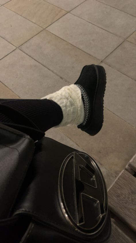 Black Uggs Aesthetic, Black Ugg Outfits, Black Ugg Tasman Slippers Outfit, Black Ugg Slippers Outfit, Black Tasman Ugg Outfit, Black Tasman Uggs, Black Ugg Outfit, Ugg Tasman Black, Ugg Noir