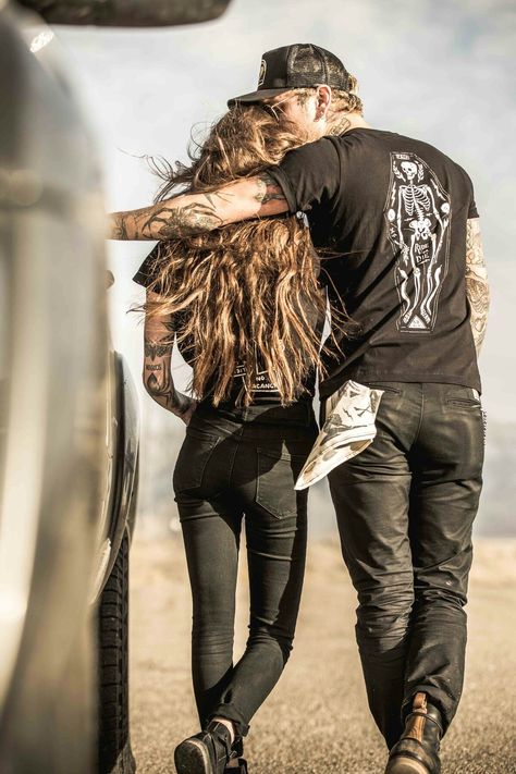 Tattooed Couples Photography, Biker Couple, Biker Photoshoot, Look Grunge, Motorcycle Photography, Its A Mans World, Couple Photoshoot Poses, Cute Couples Photos, Motorcycle Girl