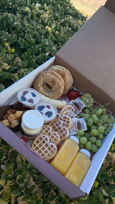 Dessert Picnic Aesthetic, Picnic Lunch Date, Morning Picnic Breakfast, Breakfast Ideas With Friends, Individual Picnic Box Ideas, Lunch Picnic Ideas Food, Bento Box Picnic, Healthy Box Gift, Brunch Picnic Food Ideas