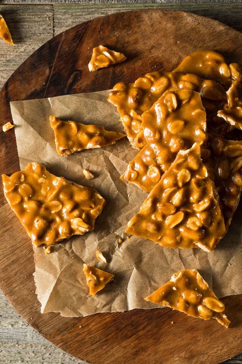 Mary Berry Peanut Brittle is a classic confectionery treat made with a combination of sugar, corn syrup, roasted peanuts, butter, baking soda, and vanilla Easy Peanut Brittle Recipe, Homemade Peanut Brittle, Microwave Peanut Brittle, Peanut Brittle Recipe, Almond Brittle, Brittle Recipes, Cronut, Cooking Bacon, Peanut Brittle