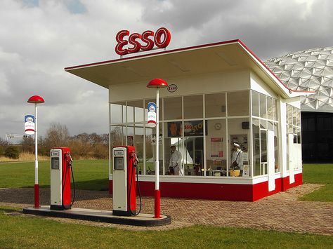 Esso gas station, Raamsdonksveer, NL by Willem Dudok (1954) Old Gas Pumps, Vintage Gas Pumps, Pompe A Essence, Soda Machines, Gas Service, Station Service, Old Garage, Old Gas Stations, Rc Tank