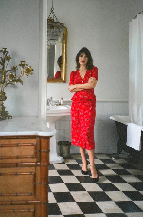 Jeanne Damas On Her Label, Rouje Rouje Clothing, Jeanne Damas Style, What To Wear In Italy, Style Parisienne, Vogue France, Jeanne Damas, French Girl Style, Romantic Outfit, French Girls