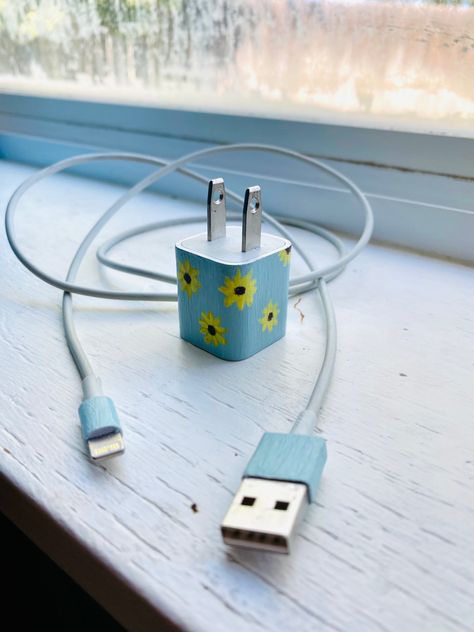 Charger Adapter Painting Ideas, Painted Phone Charger, Charger Block Painting Ideas, Charger Painting Ideas Aesthetic, Painted Charger Cube Ideas, Painting On Charger, Paint Charger Cube, Charger Painting Ideas, Charger Art