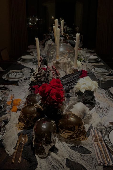 Kardashian Halloween, Spooky Halloween Dinner, 30th Bday Party, Elegant Halloween Decor, Halloween Outside, Black Tablecloth, Halloween Party Dinner, Booth Decor, Dinner Party Themes