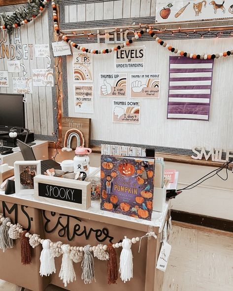 Cute Classroom Ideas Kindergarten, Teachers Room Ideas, Cozy Kindergarten Classroom, Elementary Education Aesthetic, Classic Classroom Decor, 5th Grade Bulletin Board Ideas Hallways, Teaching Aesthetic Classroom, Elementary Classroom Aesthetic, Teacher Room Ideas High School