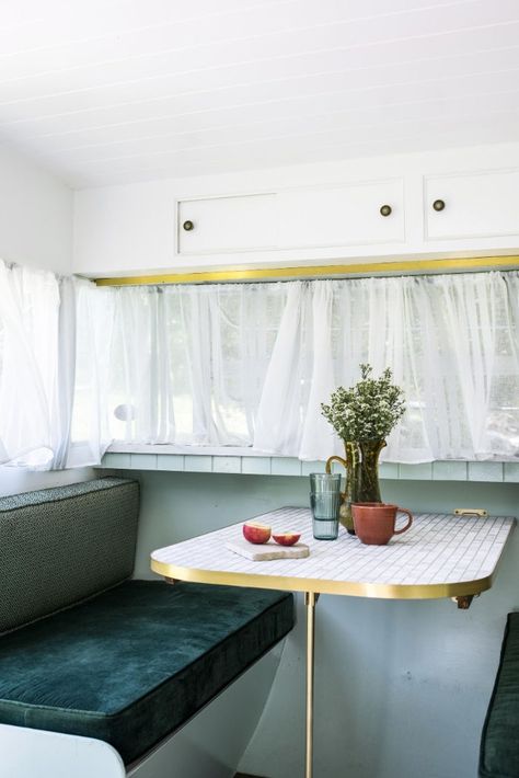 Vintage caravan was turned into a gorgeous holiday home - Living in a shoebox Viscount Caravan, Caravan Interiors, Vintage Caravan Interiors, Caravan Vintage, Caravan Decor, Camping Vintage, Caravan Makeover, Interior Simple, Vintage Camper Remodel