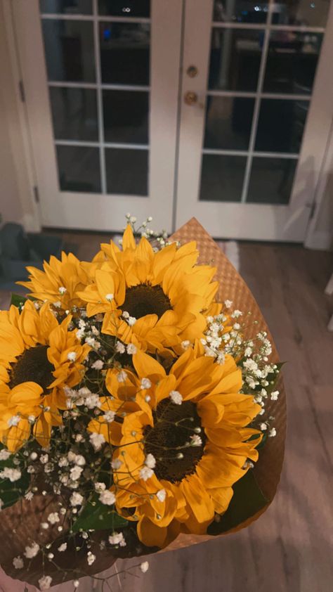 Sunflowers And Baby Breath, Sunflower And Peony Bouquet, Sunflower And Baby Breath Bouquet, Sunflower Proposal, Sunflower Bouquet Aesthetic, Babys Breath Aesthetic, Baby Breath Bouquet, Jungle Aesthetic, Vintage Retro Aesthetic