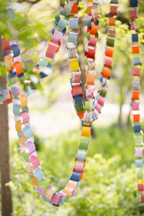 paper chain ceremony decor  Photography by http://shanewelch.com, Event Planning by http://naturallyyoursevents.com Festival Themed Party, Idee Babyshower, Party Girlande, Paper Chain, Deco Champetre, Paper Streamers, Festival Theme, Paper Chains, Festa Party