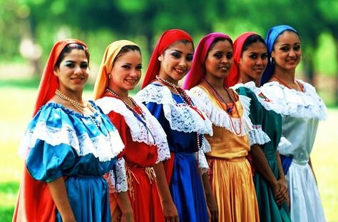 El Salvadoran women in traditional dress El Salvador Clothes, Salvadoran Art, Salvador Culture, El Salvador Culture, El Salvador Food, Fiesta Wedding, Traditional Dance, San Salvador, Folk Dance