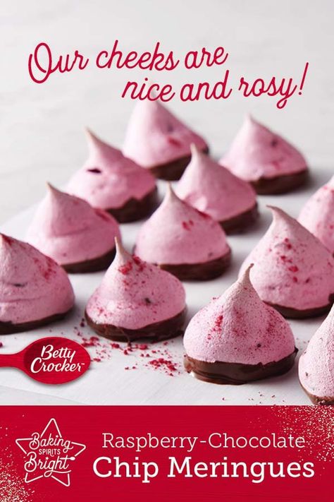 With their airy texture, pretty pink color and sweet-tangy flavor, these chocolate-dipped and raspberry-dusted meringues are true showstoppers! Meringue Recipes, Meringue Cookie, Raspberry Meringue, Raspberry Chocolate Chip, Meringue Cookie Recipe, Meringue Recipe, Raspberry Chocolate, Ideas Navideñas, Dried Raspberries