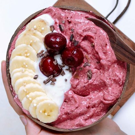 Cherry Smoothie Bowl, Cherry Breakfast, Refreshing Breakfast, Breakfast Smoothie Bowl, Coconut Bowls, Vegan Snack Recipes, Cherry Smoothie, Coconut Bowl, Cold Treats