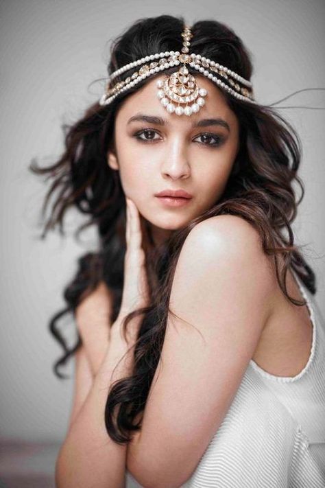 Tikka Hairstyle, Head Jewellery, Indian Wedding Hairstyles, Madhuri Dixit, Head Piece, Alia Bhatt, Beauty And Fashion, Priyanka Chopra, Stylish Wedding