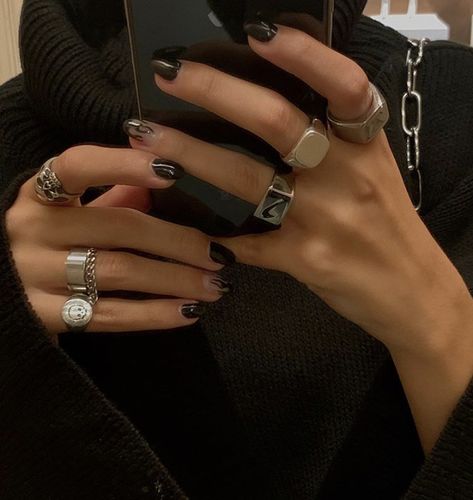 Rings Aesthetic Vintage, Hands With Rings, Grunge Ring, Edgy Rings, Aesthetic Rings, Rings Aesthetic, Grunge Jewelry, Edgy Jewelry, Indie Jewelry