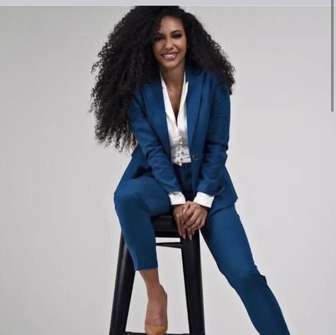 Black Women In Suits, Stylish Office Wear, Professional Headshots Women, Office Canvas, Headshots Women, Business Professional Outfits, Professional Photo Shoot, Look Office, Corporate Portrait