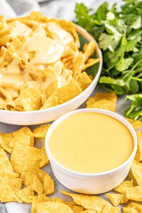 Nacho Dips, Nacho Bar Ideas, Nachos In Oven, Easy Nacho Cheese, Tailgate Food Ideas, Homemade Nacho Cheese Sauce, Nacho Recipes, Nachos Cheese Recipe, Nacho Sauce