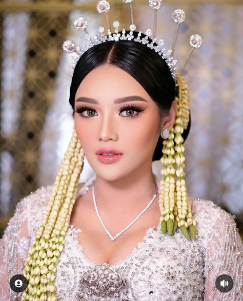 Javanese Wedding Makeup, Make Up Pengantin Jawa, Pengantin Jawa Modern, Wedding Sunda, Makeup Akad, Moodboard Wedding, Beautiful Wedding Makeup, Javanese Wedding, Kebaya Wedding