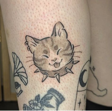 Simple Cat Portrait Tattoo, Chibi Cat Tattoo, Cartoon Cat Tattoo Ideas, Y2k Cat Tattoo, Creative Pet Tattoos, Personalized Cat Tattoo, Cat Lineart Tattoo, Tortishell Cat Tattoos, Three Cat Tattoo