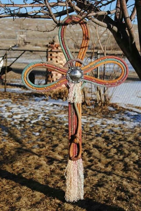 Rope cross Lasso Rope Decor, Old Rope Ideas, Old Rope Projects, Western Rope Decor, Lasso Rope Wreath, Crosses Decor On Wall, Lariat Rope Crafts, Rope Wreaths, Lasso Rope