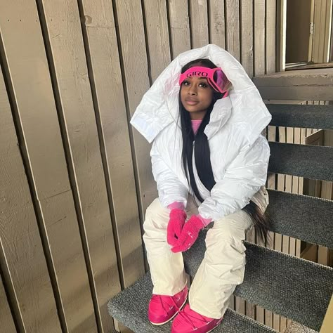 Black Girls Winter Outfits, Snow Outfit Ideas, Moon Boots Outfit, Mode Au Ski, Minimalist Winter Outfit, Snow Outfits For Women, Ski Outfit For Women, Winter Vacation Outfits, Ski Trip Outfit