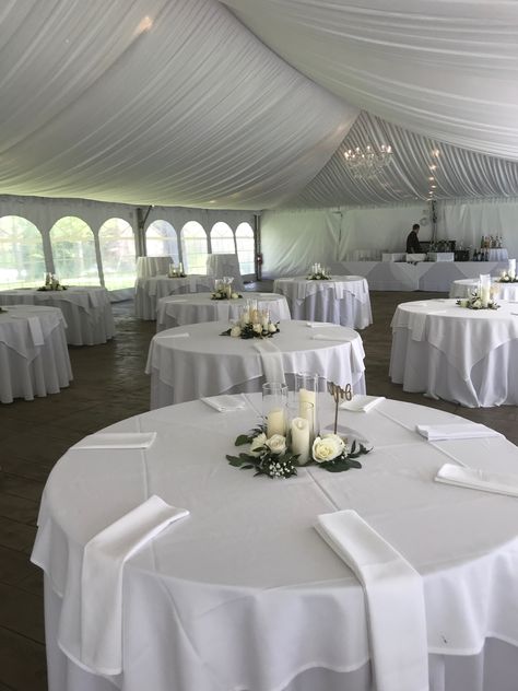 Round Table Wedding Decor No Plates, Wedding Eating Table, White Round Table Wedding, Circle Table Wedding Decor Candles, Wedding Sweetheart Table Ideas Simple, Circle Table Wedding Decor Simple, Minimal Table Decor Wedding Round, Circle Table Wedding, Tent Wedding Round Tables