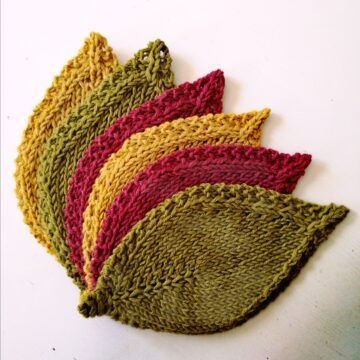 Free model: Autumn leaves with Linen Blend - PERFORMANCE YARN Fall Leaves Knitting Pattern, Knitted Leaf Pattern Free Leaves, Knitting Leaves Pattern Free, Free Autumn Knitting Patterns, Knitted Fall Decor, Knit Leaves Free Pattern, Knit Leaf Pattern Free, Knitted Leaf Pattern Free, Knitted Leaves Free Pattern