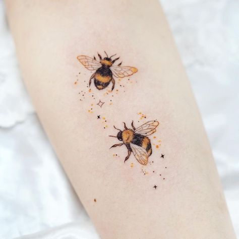 Bee With Daisy Tattoo, Space Bee Tattoo, Honey Bee Hand Tattoo, Small Beehive Tattoo, Honey Bee Tattoo Ideas Small, Sunflower Bee Tattoo Design, Feminine Bee Tattoo, 2 Bees Tattoo, Bee And Honey Tattoo