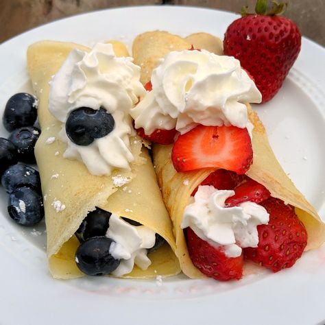 Simple and healthy crepe recipe. Low calorie and delicious clean eating breakfast idea for any diet. #healthyrecipe #creperecipe #healthycrepes #sweetcrepes #berrycrepes No Egg Crepe Recipe, Healthy Crepe Recipe, Simple Crepe Recipe, Sally Baking, French Crepes Recipe, Healthy Crepe Recipes, Basic Crepes, Healthy Crepes, Berry Crepes