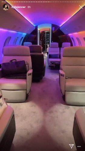 These Photos Of Kylie Jenner's Private Jet Are So, So Glamorous Kylie Jenner Plane, Kylie Jenner Blonde, Jenner House, Luxury Jets, Luxury Private Jets, Annie Leblanc, Private Plane, Rich Girl Lifestyle, Kylie Kristen Jenner