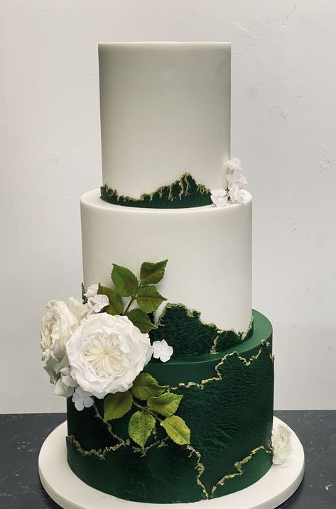 Hunter Green Cake Ideas, Green Marble Wedding Cake, Green White Wedding Cake, Forest Green Wedding Cake, Dark Green Wedding Cake, Forest Green Wedding Cakes, Green And Gold Wedding Cake, Emerald Green Wedding Cake, Green Theme Wedding