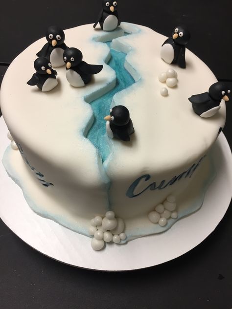 Penguin Christmas Cake, Penguin Cake Ideas, Penguin Birthday Cake, Penguin Birthday Party, Penguin Cake, Christmas Cakes Easy, Penguin Cakes, Penguin Birthday, Easy Christmas Treats