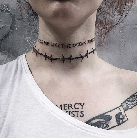 Tato Grunge, Hand Palm Tattoos, Collarbone Tattoos, Aesthetic Tattoo Ideas, Barbed Wire Tattoos, 15 Aesthetic, Emo Tattoos, Collarbone Tattoo, Getting Tattooed