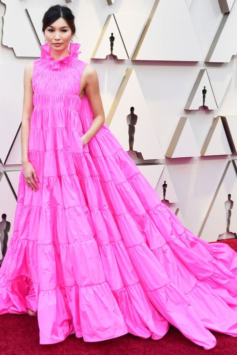 Gemma Chan in Valentino couture- HarpersBAZAARUK Vestidos Oscar, Best Oscar Dresses, Vestido Pink, Oscars Red Carpet, Gemma Chan, Haute Couture Gowns, Vestidos Color Rosa, Valentino Haute Couture, Pink Gown