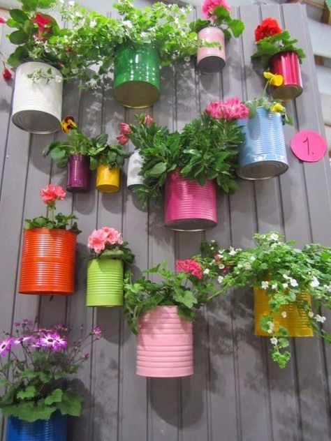 11 ways to repurpose old tin cans Upcycling Cans, Taman Vintage, Kebun Herbal, Cute Garden Ideas, Taman Diy, Fence Planters, Jardim Diy, نباتات منزلية, Recycle Cans