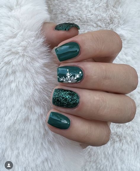 Dark Green Nails, Nail Designs Pictures, Green Nail Designs, Green Nail, Snowflake Nails, Christmas Nails Acrylic, Winter Nail Designs, Winter Nail, Xmas Nails