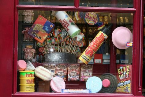 Sweet Shop Display Window -London Sweet Shop Display, Window Inspiration, Candy Decor, Shopping Online Logo, Bakery Interior, Candy Display, Craft Fairs Booth, Spring Window, Window Graphics