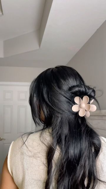 Anaira | Content Creator on Instagram: "Easy half up do with flower claw clip are aways my favorite🤎🦋save and try💃😘 #clawcliphairstyle #clawclips #halfupdo #hair #easyhairstyles #grwmhair" Flower Clawclip Hairstyle Long Hair, Claw Clip Hairstyles Flower, Flower Claw Clip Hairstyles Thick Hair, Claw Clip Aesthetic Pictures, Aesthetic Flower Claw Clip Hairstyles, Clip Hairstyles, Half Updo, Half Up Half Down Hair, Half Up Half Down