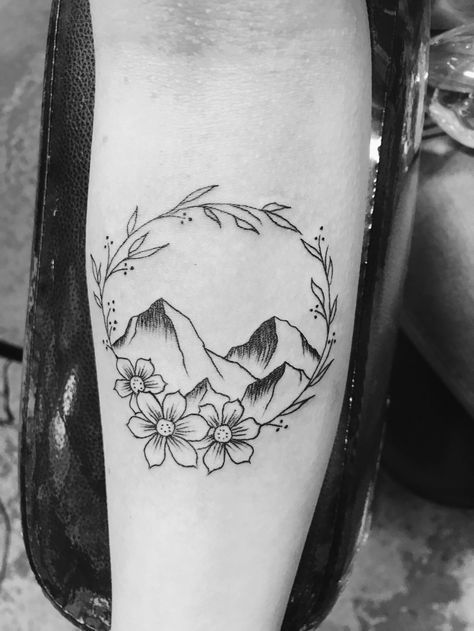 Tattoo Berge, Subtle Tattoos, Nature Tattoos, Dope Tattoos, Moana, R C, Lower Back, Tattoos And Piercings, Small Tattoos