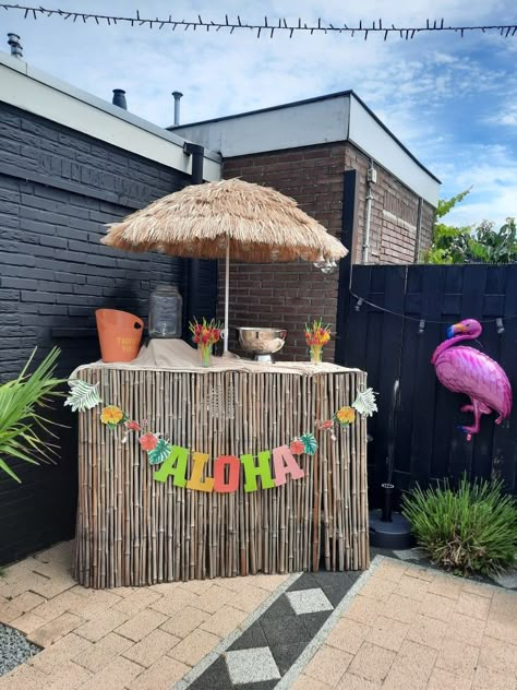 Tiki Birthday Party, Tiki Party Decorations, Tropisk Fest, Tiki Bars Diy, Hawaii Theme, Luau Party Decorations, Diy Outdoor Bar, Aloha Party, Beach Party Decorations