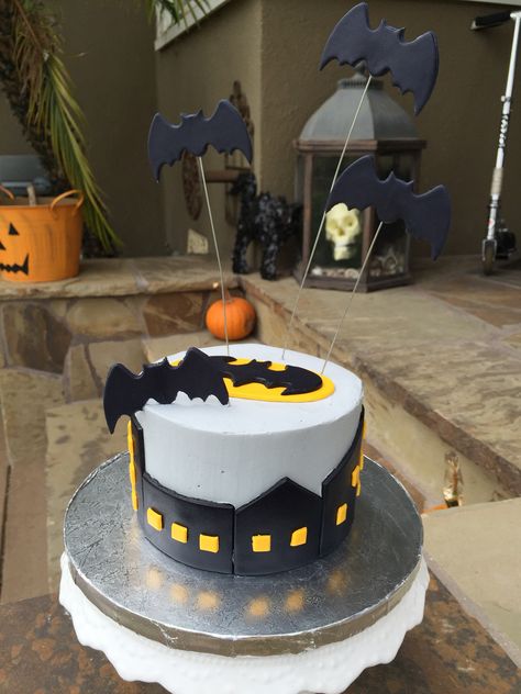 batman smash cake Batman Birthday Cakes, Batman Cake, Batman Birthday Party, 6 Birthday, Smash Cake Boy, Boy Cake, Party Themes For Boys, Batman Party, Batman Birthday