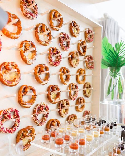 Pretzel Wall Pretzels Wedding, Katering Pernikahan, Vegan Wedding Food, Wedding Dinners, Cocktail Hour Food, Freestanding Wall, Prosecco Bar, Pretzel Bars, Wedding Food Stations