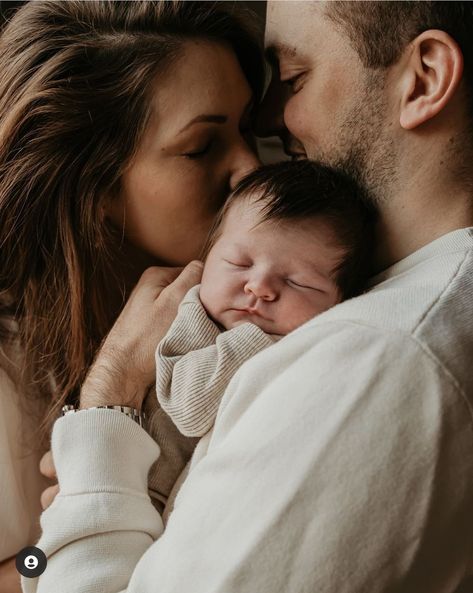 Newborn Photography With Older Siblings, Family Pictures With Infant, Newborn Family Pictures, First Family Photos, Foto Newborn, Lifestyle Newborn Photos, Pregnancy Pictures, Newborn Family Photography, Baby Pictures Newborn