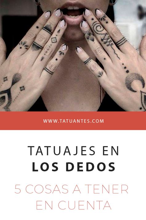 Te listamos 5 cosas a tener en cuenta sobre los tatuajes en los dedos de la mano. Si tienes pensado tatuarte en un dedo de la mano, debes tenerlo en cuenta.  #tatuaje #tattoo #tattoos #tatuajes #tatuantes Tattoo Manos Mujer, Hand Tatto, Kitten Tattoo, Toe Tattoos, Finger Tattoo Designs, Hand Doodles, Muster Tattoos, Small Hand Tattoos, Creative Tattoos