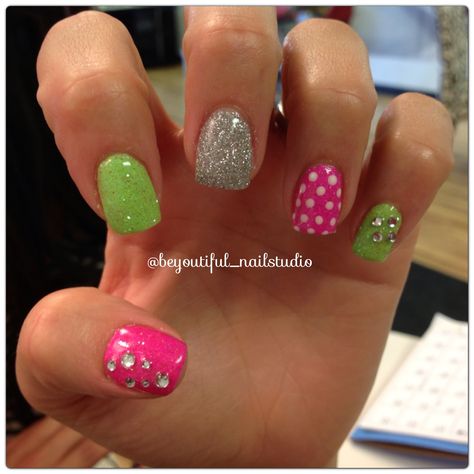 Different Color Nails Pink, Jan Nails, Army Green Nails, Green And Pink Nails, Coloured Nails, Flared Nails, Different Color Nails, Neat Nails, Christmas Nail Art Easy