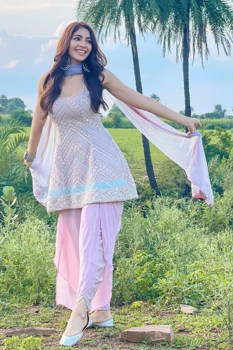 Yogita Bihani Inspired Glamorous Outfits And Looks Yogita Bihani, Punjabi Dress Design, New Suit Design, Suits For Women Indian, Indian Bridesmaid Dresses, Trendy Outfits Indian, Indian Bride Outfits, Glamorous Outfits, Traditional Indian Dress