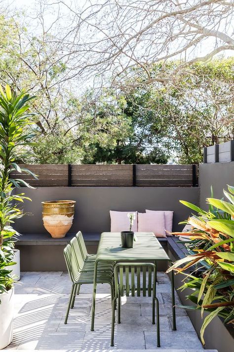 a small patio with a tile floor, a corner built in bench, lots of potted greenery around and a dining set Outdoor Patio Inspiration, Small Courtyard Gardens, Patio Inspiration, Small Courtyards, Modern Patio, Built In Bench, Outdoor Patio Decor, Courtyard Garden, Small Patio